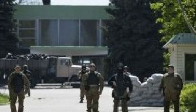 A szeparatisták megmutatták a foglyul ejtett megfigyelőket újságíróknak