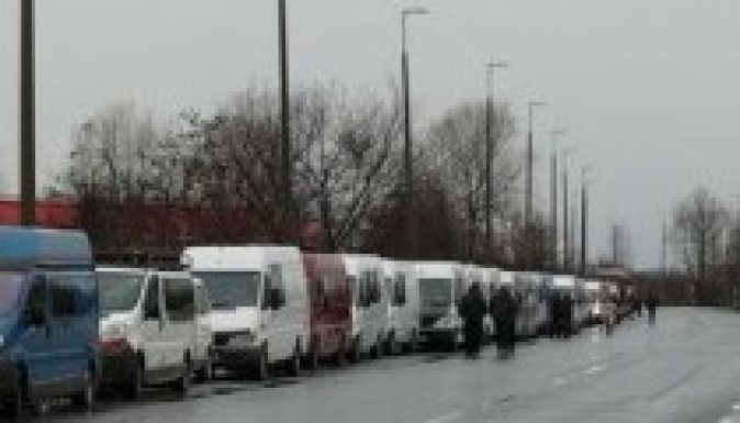 Több kilométeres sort állnak a Krímben létrehozott orosz határállomásnál