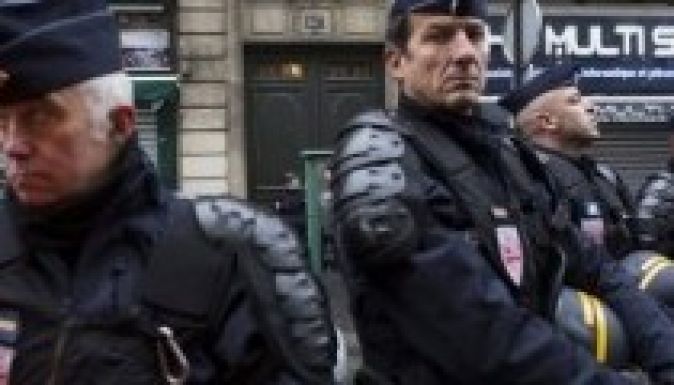 Egy turista megerőszakolásával vádolnak párizsi rendőröket