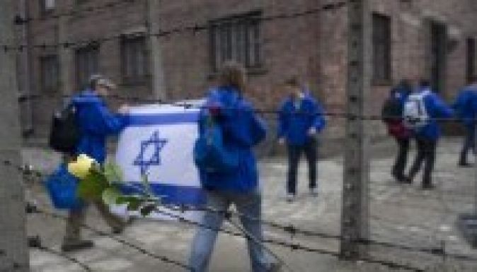 Magyar zarándokokkal az élen indult el a menet Auschwitzban