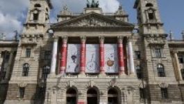 Kövérék leszedették a Néprajzi Múzeum vörös molinóját