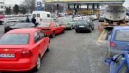 Kétségbeesetten tankoltak hétfőn a romániai autósok