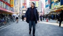 Megnéznéd, amint egy férfi kilenc órát át hátrafelé sétál Tokióban?