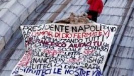 Három nap után lemászott a tüntető a Szent Péter bazilika kupolájából