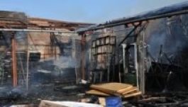 Vizsgálódik a rendőrség a leégett színházraktár ügyében