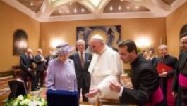 Biotermékeket ajándékozott Ferenc pápának II. Erzsébet