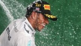 Hamilton nyerte a Mercedes háziversenyét Bahreinben