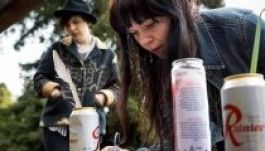 Virágok és sörös üvegek – Kurt Cobain házánál emlékeztek