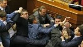 Egymásnak ugrottak az ukrán parlament képviselői (VIDEO)