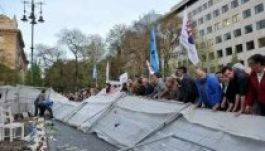 Tüntetők lebontották a német megszállás emlékműve kordonját