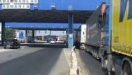 Várakoznak a kamionok a nagylaki átkelőnél