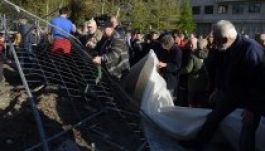 Újra lebontották tüntetők a kordont a Szabadság téren