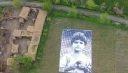 Hatalmas kisgyerek egy pakisztáni mezőn