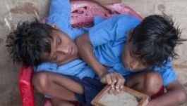 Örökké együtt akarnak maradni az indiai sziámi ikrek (VIDEÓ)