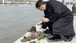 Holokauszt-emléknap: Áder a Duna-parti emlékműnél rótta le kegyeletét