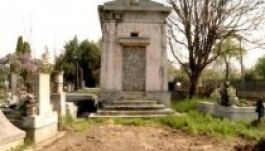 Aranybordáért gyaláztak meg egy kriptát Szatmárnémetiben