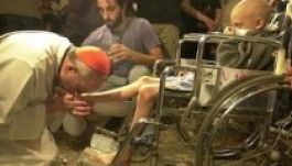 Ferenc pápa fogyatékkal élő személyek lábát mosta meg