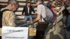 Ismét lebontották a kordont a német megszállás épülő emlékművénél