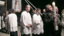 A körmenetbe hajtott egy autó Galgahévízen