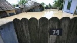 Földönfutókká tett családokat az árvíz Dél-Romániában