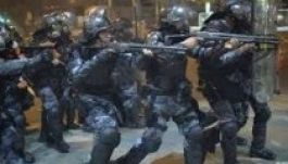 A rendőrök belelőttek az erőszakosságuk ellen tüntető tömegbe