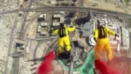 Füstölve ugrottak fejest a világ legmagasabb épületéről (VIDEO)