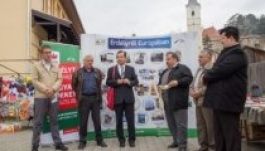 Pityókás kenyérrel indult kampánykörútra Sógor Csaba