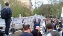 A kordont már lebontották – leültek a munkaterületre a Szabadság-téren