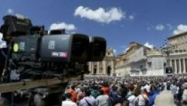 Szentté avatás: hatalmas tömeg tódult a Szent Péter térre