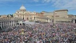 Szentté avatás: teljesen megtelt a Szent Péter tér és a Vatikán környéke