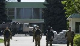 A szeparatisták megmutatták a foglyul ejtett megfigyelőket újságíróknak