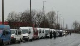 Több kilométeres sort állnak a Krímben létrehozott orosz határállomásnál