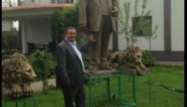 Szobrot készíttetett magáról egy oltyán vállalkozó