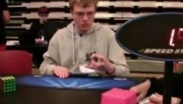 Pár másodperc alatt fél kézzel rakta ki a Rubik-kockát (VIDEÓ)