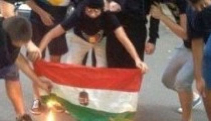 A magyar zászló elégetésére buzdítják a trikolóros fiút