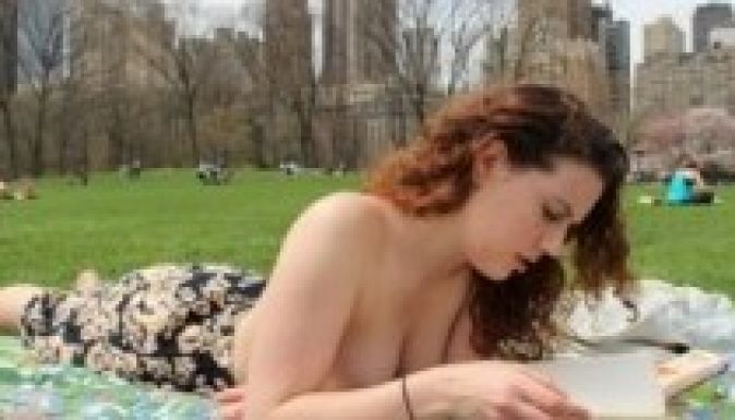 Topless nők népszerűsítik az olvasást New Yorkban