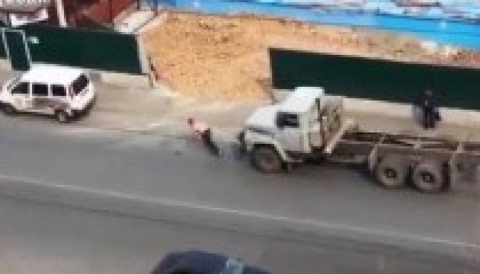 Mit tesz egy orosz kamionos, ha elfogy az üzemanyag? (VIDEÓ)