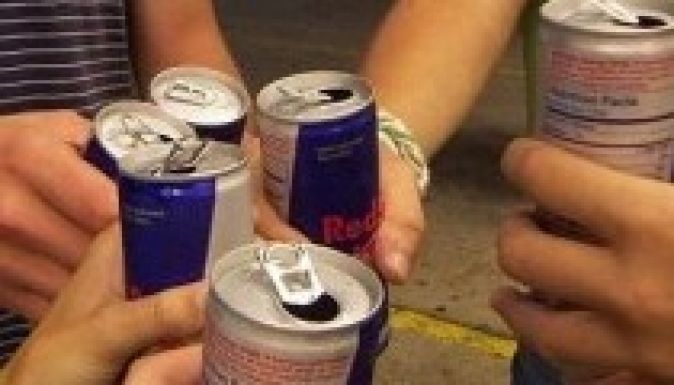 Megtiltják a kiskorúaknak az energiaitalok fogyasztását Litvániában