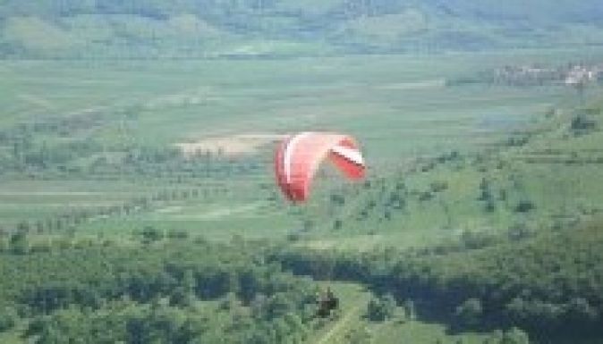 Egy hetet csúszik a szatmári siklóernyős találkozó a rossz időjárás miatt