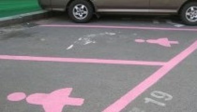 Rózsaszín, extraszéles parkolóhelyeket kaptak a nők Koreában