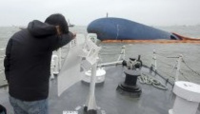 Sírva kért bocsánatot a dél-koreai elnök a kompbalesetért