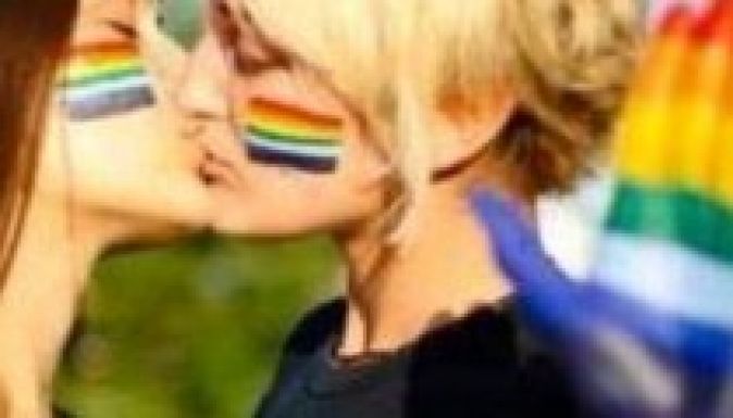 Nem tűri a Facebook a leszbicsókot