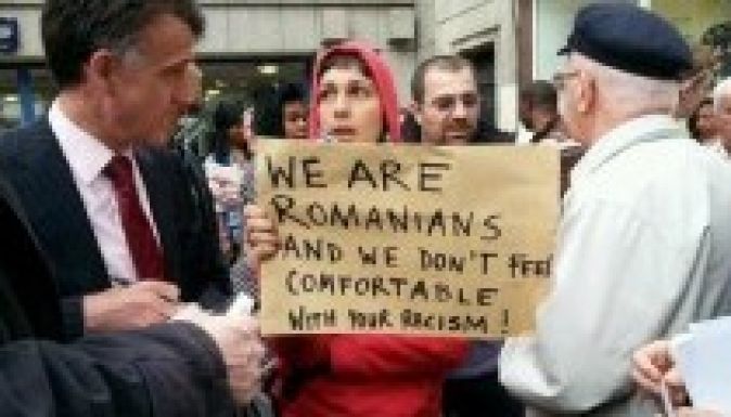 Román ellentüntetők futamították meg Nigel Farage UKIP-elnököt