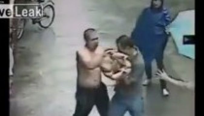A másodikról kiesett csecsemőt kapott el a levegőben egy kínai férfi (VIDEÓ)