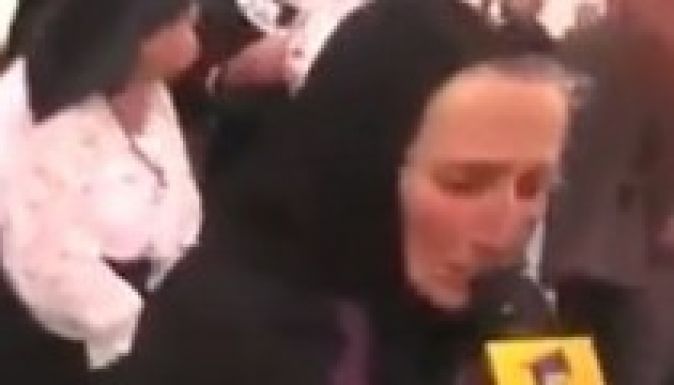 Imádják az oltyán parasztasszonyok a televíziók mikrofonját (VIDEÓK)
