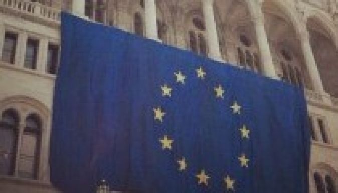 Hatalmas EU-zászlót függesztett az Együtt-PM az Országházra