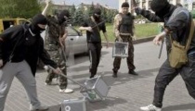 Donyeck főterén törik darabokra az ukrán szavazóurnákat