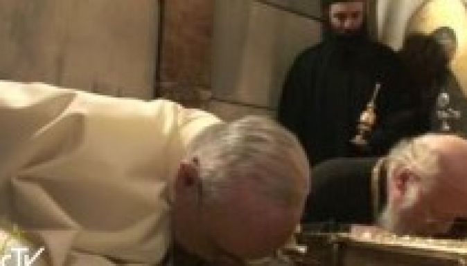 Ferenc pápa és  I. Bartolomaiosz együtt imádkozott a Szent Sírnál