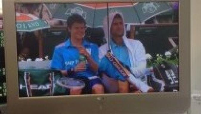 Roland Garros: Djokovic szolgáltatta a nap jelenetét (VIDEÓ)