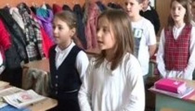 Szenátus: kötelező a himnusz eléneklése az iskolákban